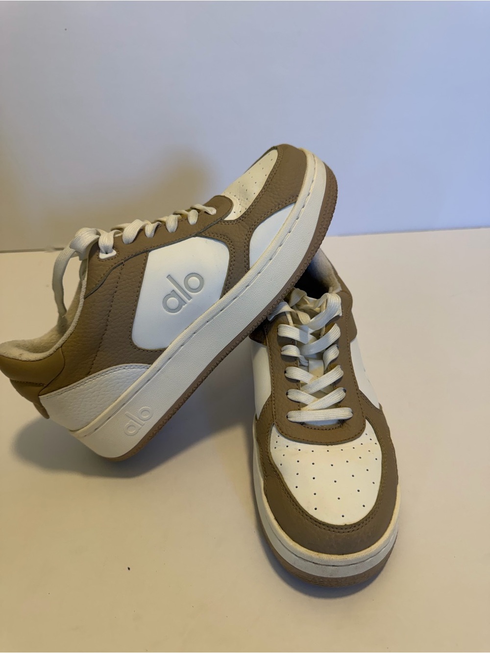 ALO Yoga Gravel and White Recovery Mode Low-Top Sneakers Size W8/M6
